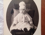 Postal Vintage fotografía Real, bebé con sombrero hecho punto, principios de 1900 papel efímero