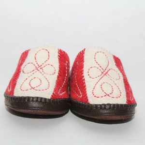 Mongoliska filttofflor, röda, rubinrosa, väldigt söta stygnmönster, lädersula, sömnad av röda linjer, överraskande användbar present, halloween, jurta, ger