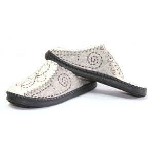 Mongoolse vilten pantoffels, zilveren comfortabele laarzen, pantoufles traditionalnelles, chaussons en feutre, mongolei, traditioneel gemaakt, steekpatroon