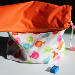 Cartera para niños pequeños resistente al agua con cremallera o bolso cambiador pequeño con estampado de pájaros