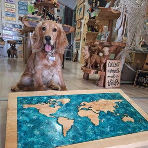 Mapa del mundo azul y verde / Mapa del mundo multicolor / Decoración de la pared del mapa del mundo de madera / Madera rústica con resina de colores / Best Seller / Big 2