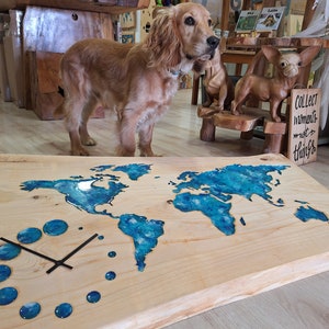 Carte du monde bleue et turquoise avec horloge / carte du monde multicolore / décoration murale carte du monde en bois / bois rustique avec résine colorée / 4 grands