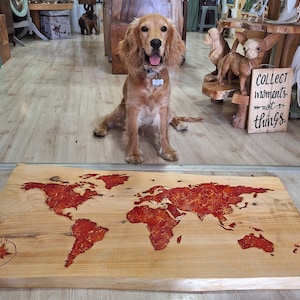 Carte du monde rouge et or / Carte du monde multicolore / Décoration murale en bois de carte du monde / Bois rustique avec résine colorée / Best-seller / Grand 1