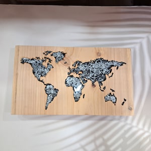Weltkarte schwarz - silberfarbenes Harz / mehrfarbige Weltkarte / Holz - Weltkarte Wanddekoration / rustikales Holz / Bestseller