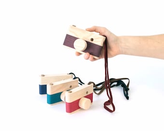 O Wooden camera for children's games or imitation and imagination games