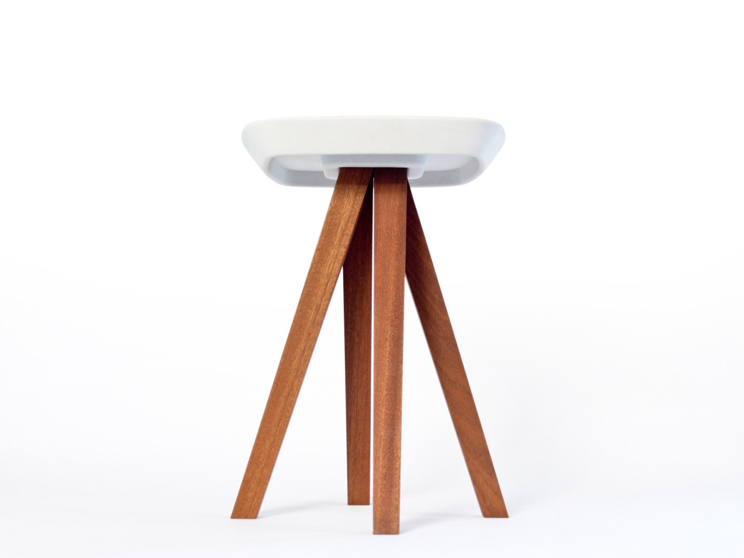 Tabouret, Guéridon ou Bout de Canapé en Bois Exotique et Béton avec Assemblage Par Emboîtement Sans 