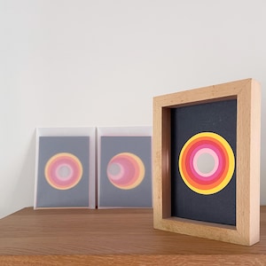 Cartes cercles colorés et cadre bois