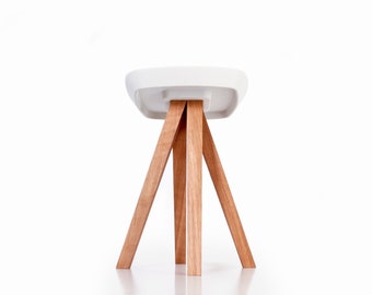 Stool, pedestal table or end of sofa in oak wood and concrete with interlocking assembly without tools