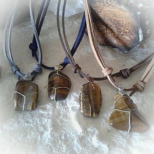 Halsband Colgante de Ojo de Tigre Enrollado con Alambre. Halsband Colgante Protektor de Ojo de Tigre. Hecho von Encargo