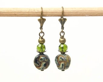 Bronzen vintage oorbellen met lampworkkralen in groen - romantisch elegant