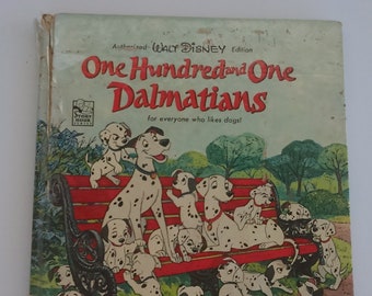 Pode incluir: Uma capa de livro vintage com uma ilustração de desenho animado de cães dálmatas. A capa é azul claro com um título vermelho e branco: "One Hundred and One Dalmatians" e o texto "for everyone who likes dogs!" O livro é publicado pela Whitman e apresenta o logotipo da Walt Disney Productions.