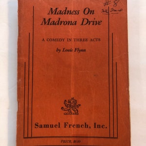 Puede incluir: Una portada de libro vintage de color marrón rojizo con el título "Madness On Madrona Drive" en negro. La portada también incluye el nombre del autor, Louis Flynn, y la editorial, Samuel French, Inc. El libro es una comedia en tres actos.