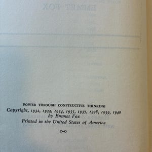Puede incluir: P&aacute;gina de libro abierto con el t&iacute;tulo "POWER THROUGH CONSTRUCTIVE THINKING" de Emmet Fox. Derechos de autor de 1932 a 1940. Impreso en los Estados Unidos de Am&eacute;rica. La p&aacute;gina es blanquecina.