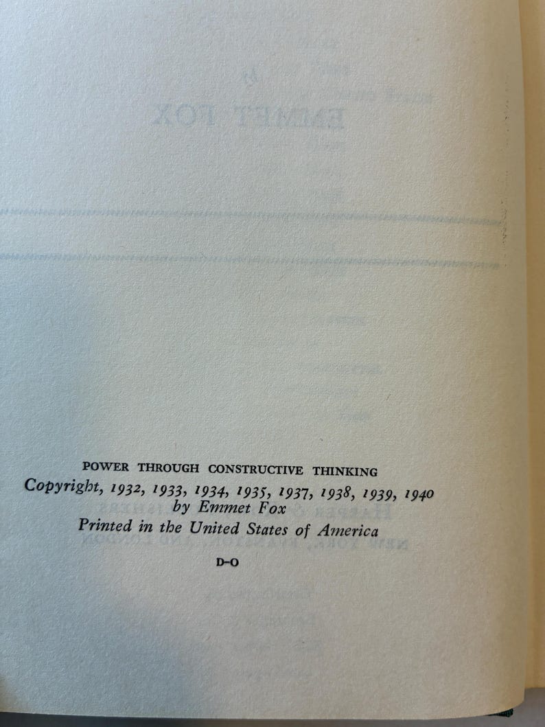 Puede incluir: P&aacute;gina de libro abierto con el t&iacute;tulo "POWER THROUGH CONSTRUCTIVE THINKING" de Emmet Fox. Derechos de autor de 1932 a 1940. Impreso en los Estados Unidos de Am&eacute;rica. La p&aacute;gina es blanquecina.