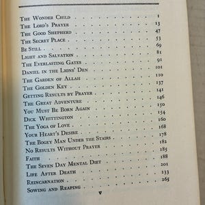 Puede incluir: P&aacute;gina de libro abierta que muestra un &iacute;ndice titulado "CONTENTS". El texto enumera t&iacute;tulos de cap&iacute;tulos como "The Wonder Child" y "Life After Death", con los n&uacute;meros de p&aacute;gina correspondientes. El papel es envejecido.