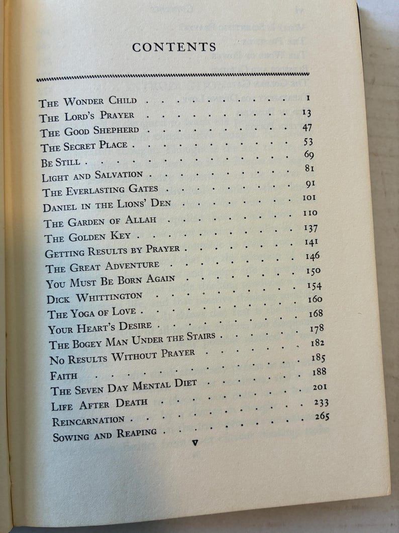 Puede incluir: P&aacute;gina de libro abierta que muestra un &iacute;ndice titulado "CONTENTS". El texto enumera t&iacute;tulos de cap&iacute;tulos como "The Wonder Child" y "Life After Death", con los n&uacute;meros de p&aacute;gina correspondientes. El papel es envejecido.