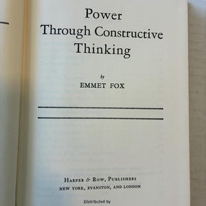 Puede incluir: P&aacute;gina de libro abierto con el t&iacute;tulo "Power Through Constructive Thinking" de Emmet Fox. Publicado por Harper & Row, con detalles de distribuci&oacute;n de Scrivener & Co. La p&aacute;gina es blanquecina con texto negro.