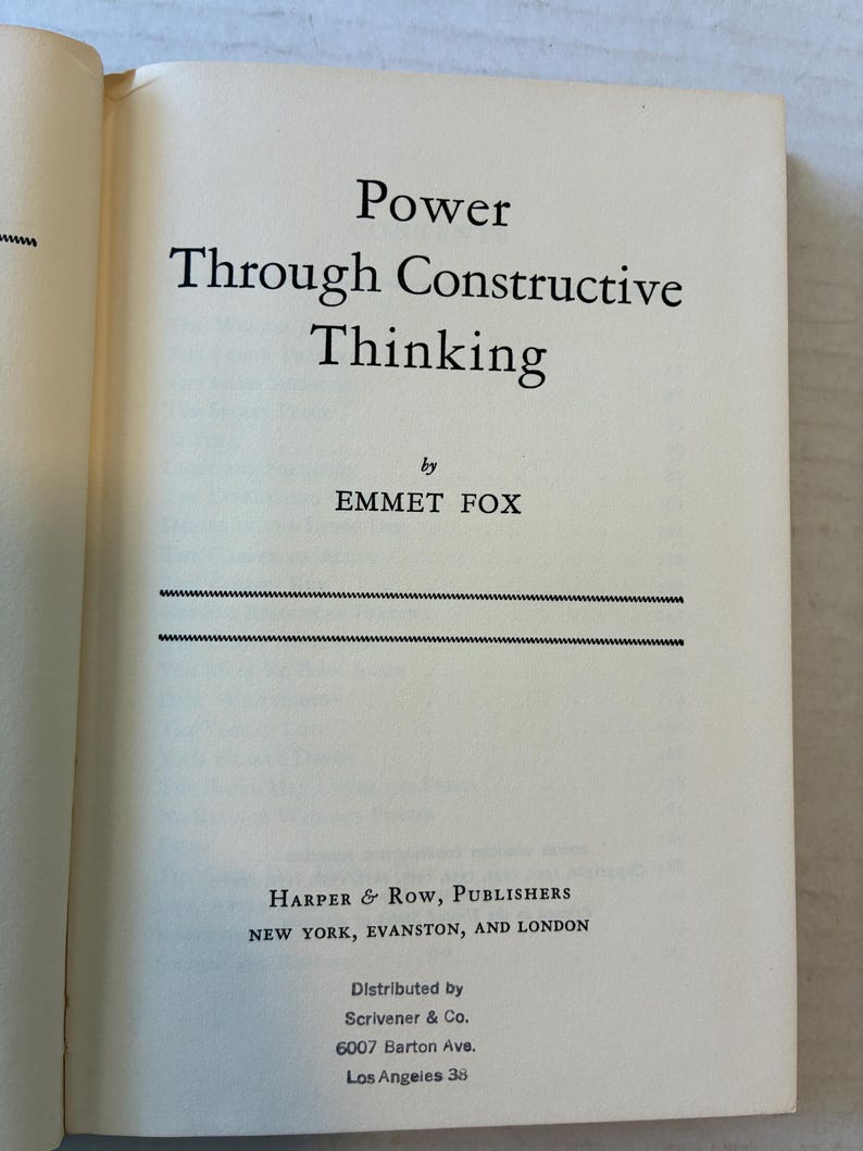 Puede incluir: P&aacute;gina de libro abierto con el t&iacute;tulo "Power Through Constructive Thinking" de Emmet Fox. Publicado por Harper & Row, con detalles de distribuci&oacute;n de Scrivener & Co. La p&aacute;gina es blanquecina con texto negro.