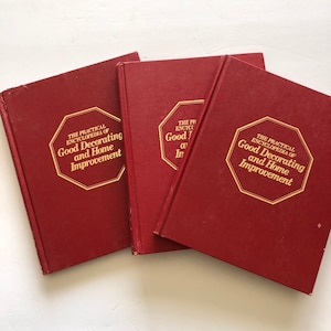 Puede incluir: Tres libros de tapa dura rojos con letras doradas en el lomo y la portada. Los libros se titulan "The Practical Encyclopedia of Good Decorating and Home Improvement".