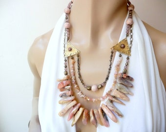 Gros collier de pierres de rhodonite, collier rose, collier ethnique chic , pièce unique