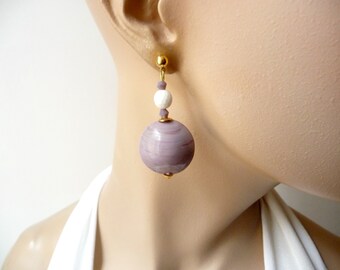 Boucles d'oreilles mauves , verre de Murano , pièce unique .