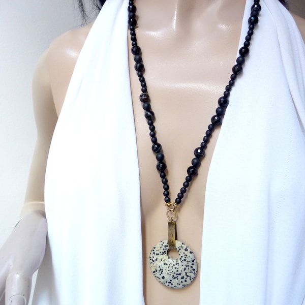 Long collier d'onyx et pendentif donut de jaspe , pièce unique