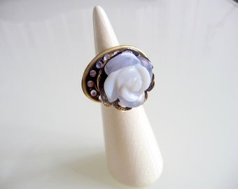 Bague bleue , fleur de calcédoine sculptée et anneau de laiton