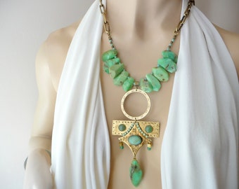 Long collier de pierres , collier ethnique unique , collier vert original .