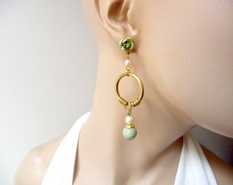 Boucles d'oreilles anneau de laiton , fleur et pierre verte , pièce unique