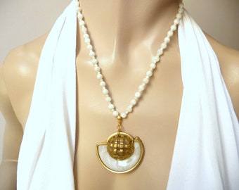 Mother-of-pearl necklace, vintage element, unique piece.
