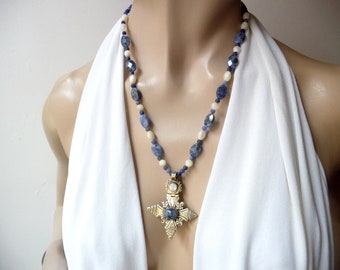 Collier de pierres de sodalite et nacre , croix de laiton , pièce unique