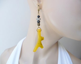 Boucles d'oreilles jaunes , pierres et résine .