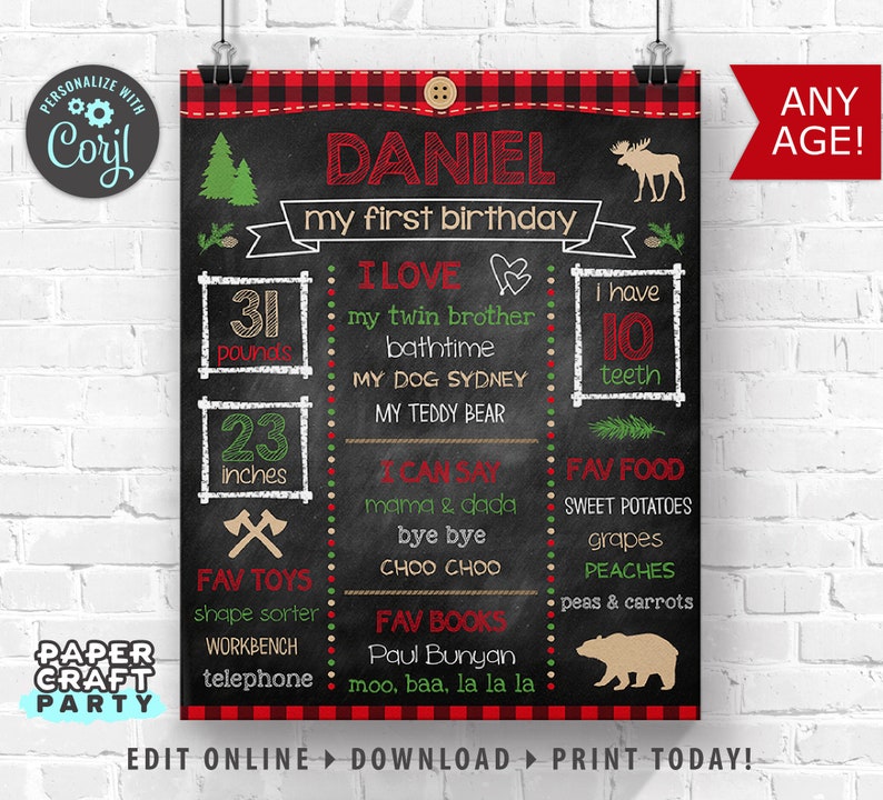 Puede incluir: Un cartel de cumplea&ntilde;os estilo pizarra con un borde de cuadros rojos y negros. El cartel dice "Daniel, mi primer cumplea&ntilde;os". Incluye detalles como el peso, la altura, los alimentos favoritos, los juguetes y los libros. El cartel est&aacute; decorado con un alce, un oso y un peque&ntilde;o hacha.