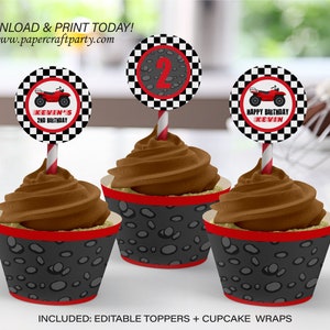 Puede incluir: Tres cupcakes de chocolate con envoltorios de cupcakes negros y grises con un borde rojo. Los cupcakes tienen pajitas rayadas rojas y blancas con adornos redondos. Los adornos tienen un fondo a cuadros negros y blancos con un ATV rojo y el texto "Kevin's 2nd Birthday" y "Happy Birthday Kevin".