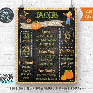 Puede incluir: Un cartel de cumpleaños imprimible estilo pizarra para un niño llamado Jacob, celebrando su primer cumpleaños. El cartel presenta una calabaza, un espantapájaros y detalles sobre el primer año de Jacob, incluyendo su peso, altura, comidas favoritas, juguetes y libros.