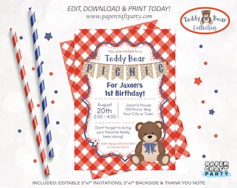 Puede incluir: Una invitación a un picnic de ositos de peluche para el primer cumpleaños de Jaxon. La invitación tiene un patrón de cuadros rojos y blancos y presenta un oso de peluche de dibujos animados con una pajarita azul. El texto de la invitación dice "¡Estás invitado a un picnic de ositos de peluche para el primer cumpleaños de Jaxon!" e incluye la fecha, la hora y el lugar de la fiesta.