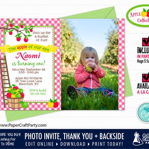 Puede incluir: Una invitaci&oacute;n con estampado de vichy rosa y blanco con una foto de una ni&ntilde;a en un huerto de manzanas. La invitaci&oacute;n es para una fiesta de primer cumplea&ntilde;os para una ni&ntilde;a llamada Naomi. El texto de la invitaci&oacute;n dice "The apple of our eye Naomi is turning one!" e incluye la fecha, la hora y el lugar de la fiesta. La invitaci&oacute;n tambi&eacute;n incluye un n&uacute;mero de contacto para las RSVP.