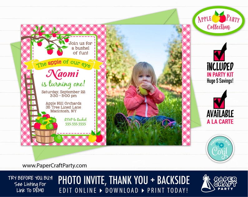 Puede incluir: Una invitaci&oacute;n con estampado de vichy rosa y blanco con una foto de una ni&ntilde;a en un huerto de manzanas. La invitaci&oacute;n es para una fiesta de primer cumplea&ntilde;os para una ni&ntilde;a llamada Naomi. El texto de la invitaci&oacute;n dice "The apple of our eye Naomi is turning one!" e incluye la fecha, la hora y el lugar de la fiesta. La invitaci&oacute;n tambi&eacute;n incluye un n&uacute;mero de contacto para las RSVP.