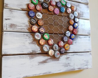 bois de récupération / suspension murale / recyclé / grillage à poules / art mural / capsules de bouteilles vintage