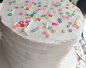 faux gâteau printanier / faux gâteau / pièce maîtresse / présentoir pour gâteau / décoration de bar à café