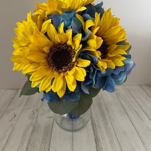 Bridesmaid bouquet in sunflowers and hydrangeas