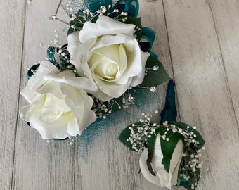 Weiße Rosen-Corsage und Boutonniere mit blaugrünem Besatz – VERSANDFERTIG