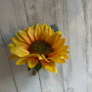 Boutonniere disegnato con un girasole