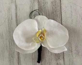 Boutonniere diseñado con un toque real de orquídea.