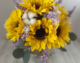 Bouquet de demoiselle d'honneur style campagnard conçu avec des tournesols