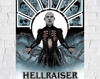 Può includere: Un poster per il film horror Hellraiser. Il poster presenta un'immagine centrale di Pinhead, l'antagonista principale, con un gruppo di Cenobiti che lo circondano. Il poster è in uno schema di colori blu scuro e grigio e presenta il testo "Hellraiser" in un grande carattere in grassetto. Lo slogan "He'll tear your soul apart." è anche presente sul poster.