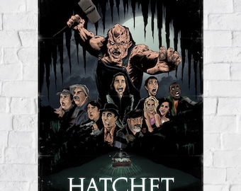 Può includere: Un poster per il film horror "Hatchet" con un assassino mascherato che tiene un'ascia e un gruppo di persone sullo sfondo. Il poster ha un'estetica scura e granulosa e il testo "Old School American Horror" è in alto.