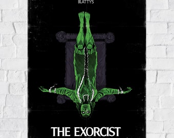Può includere: Un poster in bianco e nero con una figura verde appesa a testa in giù. La figura ha i capelli lunghi e indossa una lunga veste verde. Il testo "THE EXORCIST" è in fondo al poster.
