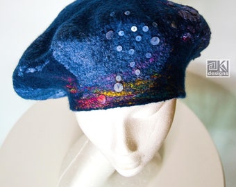 Berretto in lana merino infeltrito a mano: cappello con costellazioni del cielo notturno blu scuro