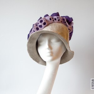 Beige e viola, Cappello in feltro fatto a mano, Viola e lilla, Cappello con volant, Design unico, Cappello in feltro beige, Cappello a cloche, Cappello scultoreo in feltro